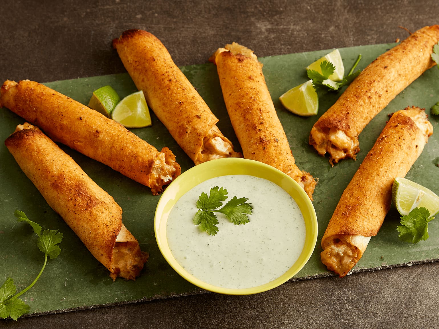 Taquitos au poulet et fromage cuits au four